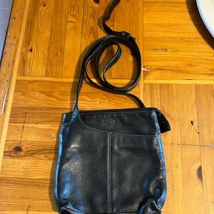 Leather Fossil crossbody 2 outside pockets 1 zipper pocket inside
